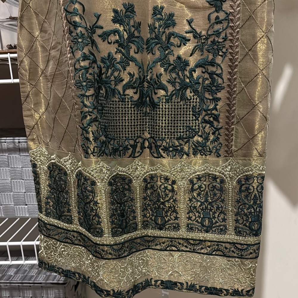 Pakistani Indian Elegant Gold and Green Embroidered 2 piece suit - Picture 3 of 5